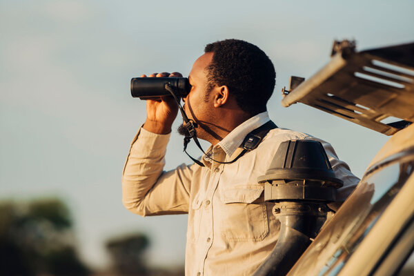 Yofox guide with binoculars